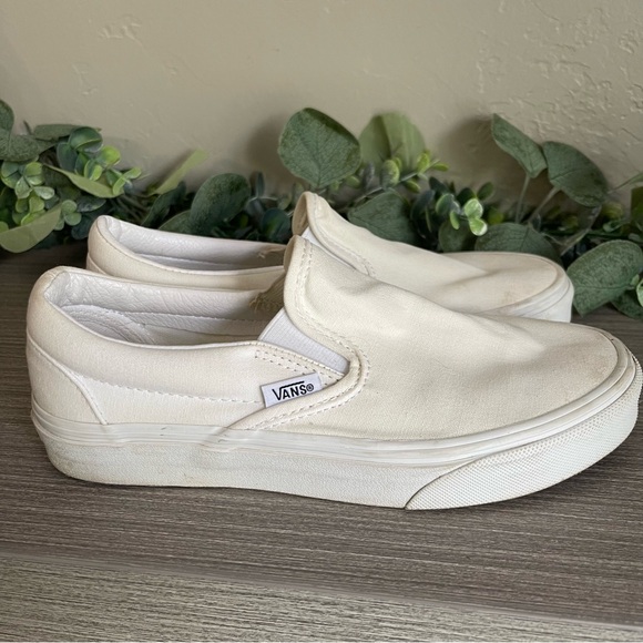 Vans Shoes - Vans White Slip On Sneakers Womens 6‎ Mens 4.5